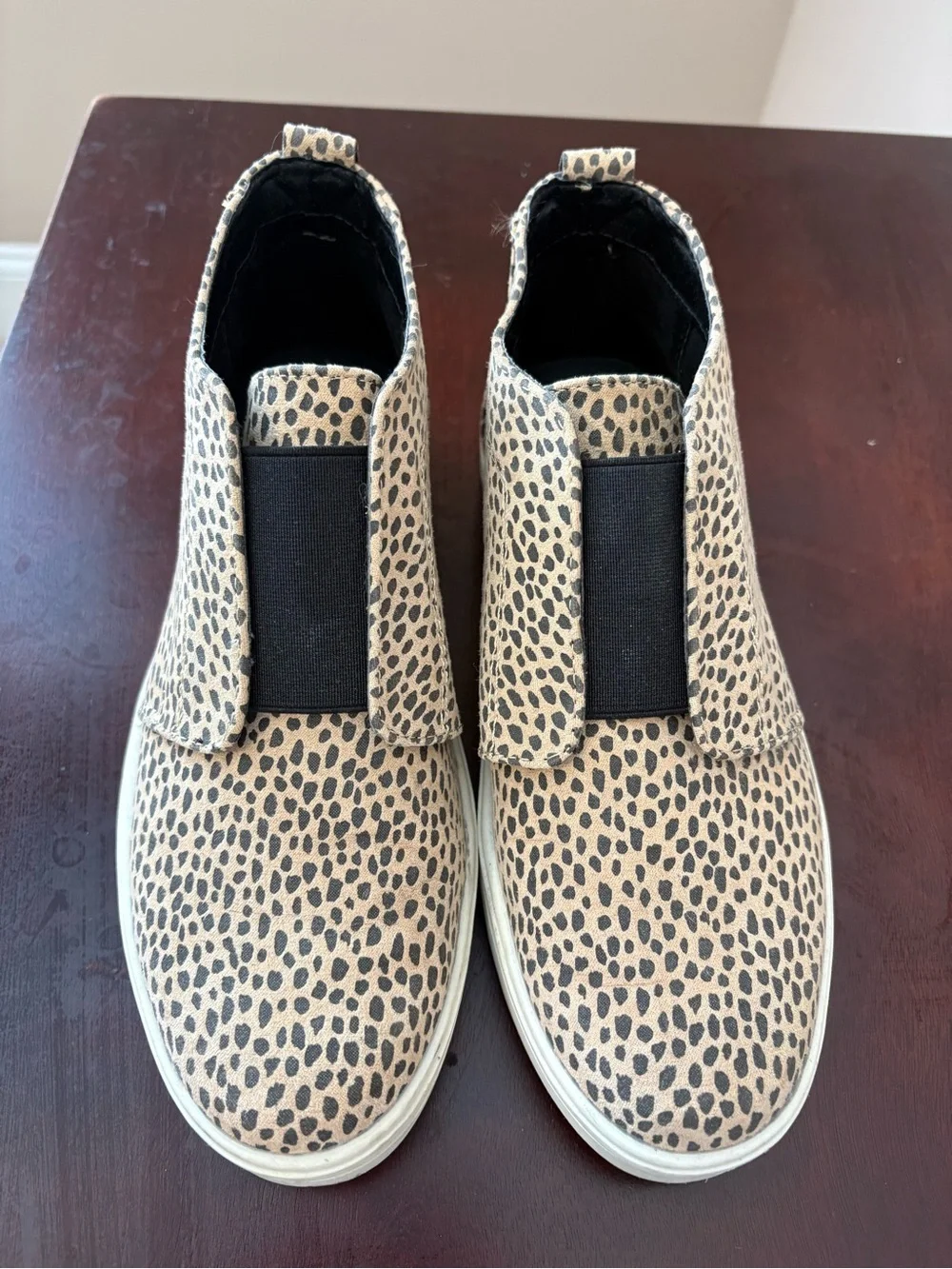 Women’s Beige Leopard Slip-On Sneaker with Black Elastic Sneaker shoes Sz 6.5